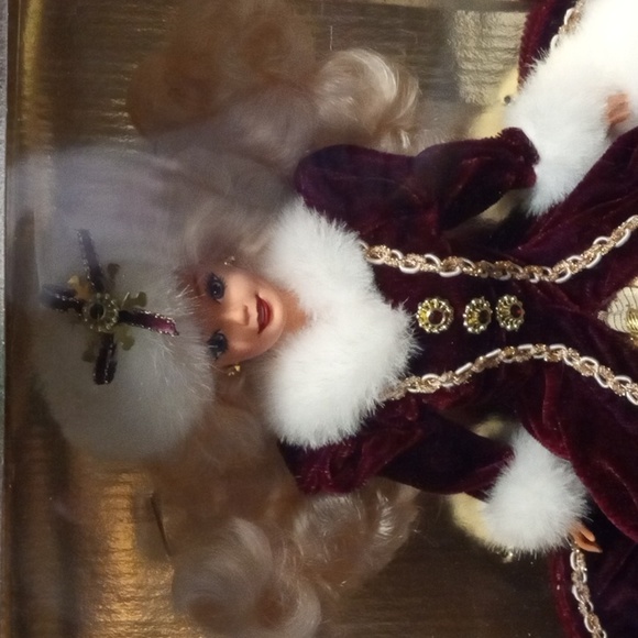 Holiday Barbie 1996 - Picture 2 of 10